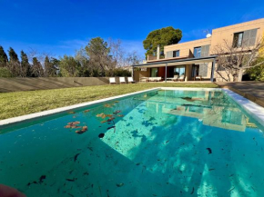 Casa de estilo moderno con gran jardín y piscina